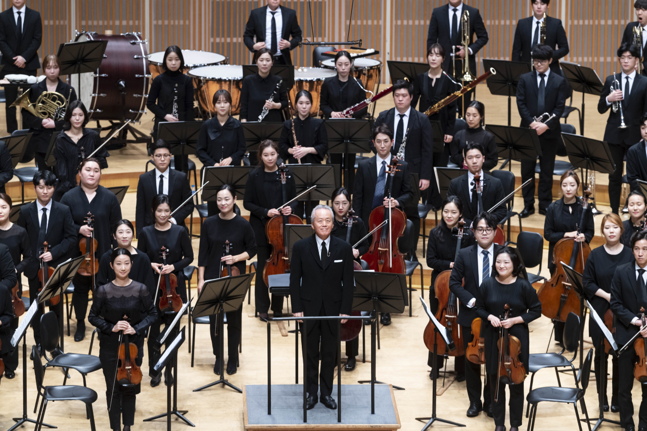 포스코가 지난 7일 서울 잠실 롯데콘서트홀에서 청암 박태준 명예회장 10주기 추모음악회를 열었다. 지휘자 금난새씨가 추모음악회 시작에 앞서 유가족, 창립요원, 전임회장, 청암재단 관계자, 포스코그룹 임직원 등 관객들에게 인사를 하고 있다.[포스코 제공]