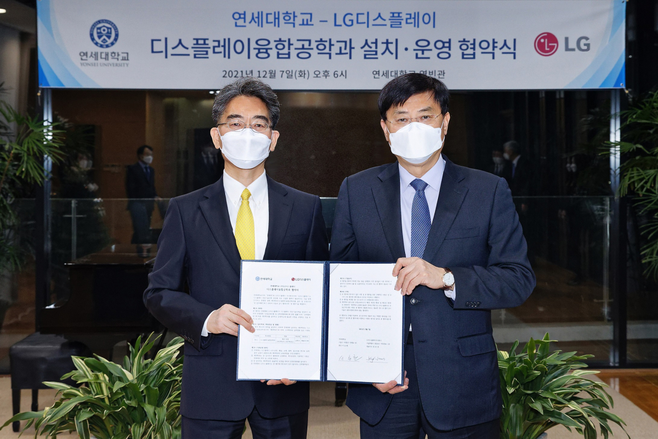 지난 7일 연세대 신촌캠퍼스에서 열린 LG디스플레이와 연세대 협약식에서 정호영(왼쪽) LG디스플레이 사장과 서승환 연세대 총장[LG디스플레이 제공]