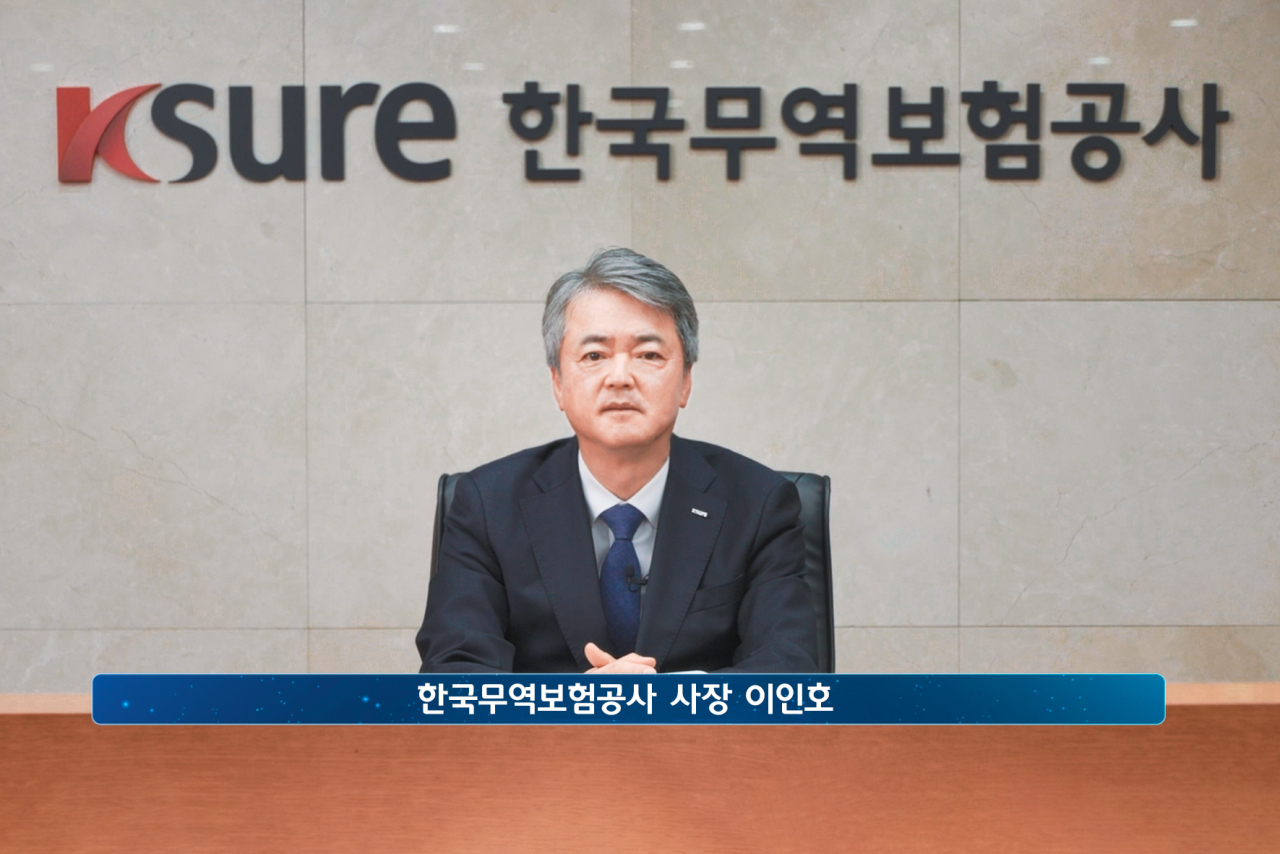 이인호 한국무역보험공사 사장이 7일 서울 종로구 본사에서 온라인 방식으로 개최한 제6회 'K-SURE 벤더 페어'에서 환영사를 하고 있다.[한국무역보험공사 제공]