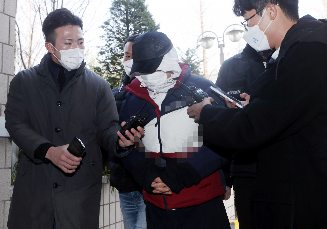 중년여성을 살해한 뒤 공범도 살해한 혐의를 받는 50대 A씨가 7일 오후 구속 전 피의자 심문(영장실질심사)을 받기 위해 인천시 미추홀구 인천지방법원으로 들어서고 있다. [연합]