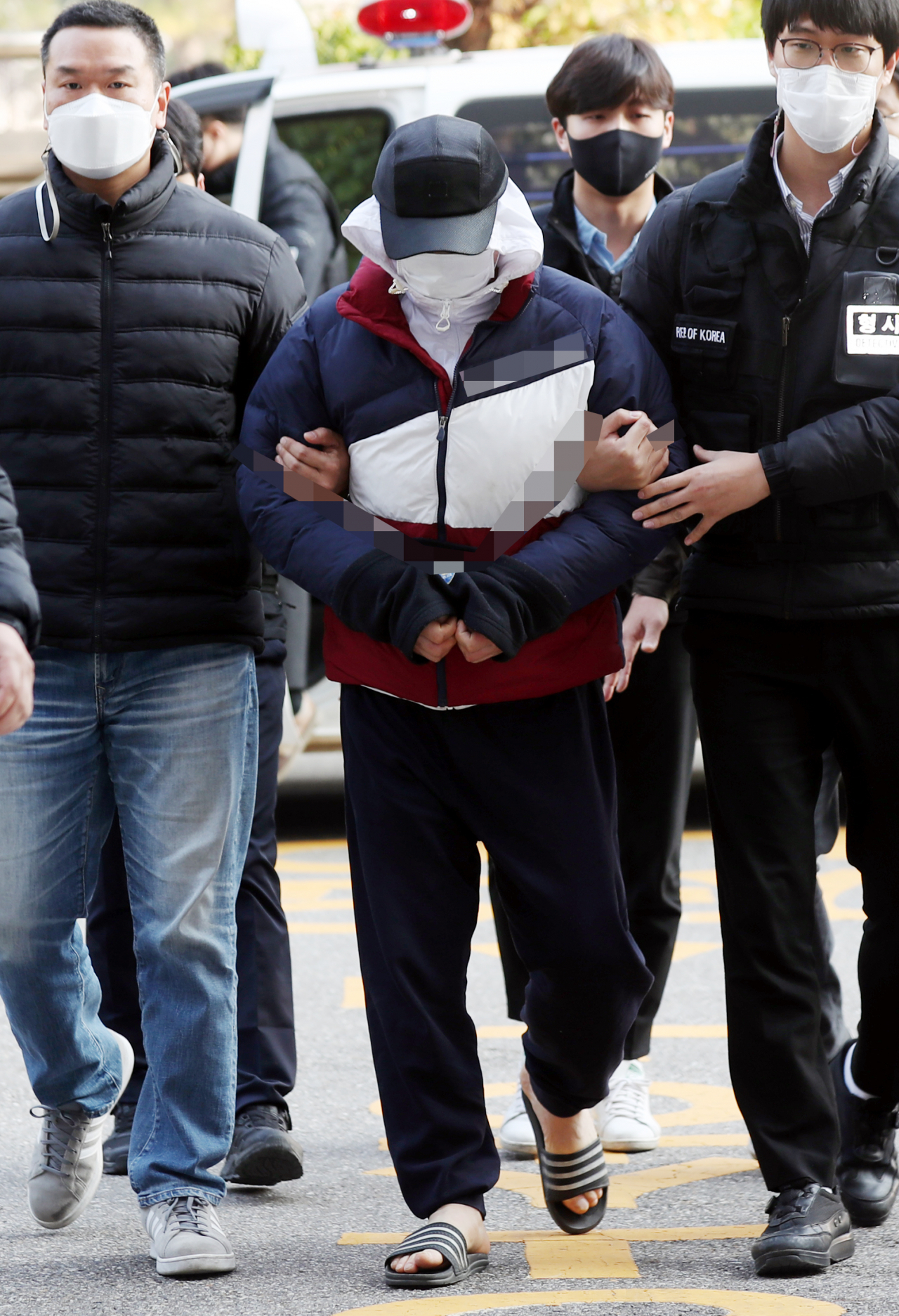 중년여성을 살해한 뒤 공범도 살해한 혐의를 받는 50대 A씨가 7일 오후 구속 전 피의자 심문(영장실질심사)을 받기 위해 인천시 미추홀구 인천지방법원으로 들어서고 있다. [연합]