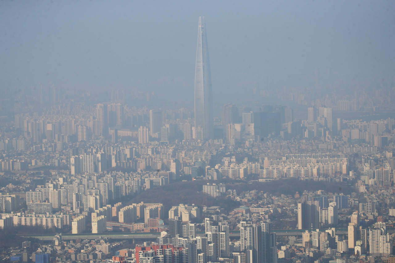 짙은 안개에 미세먼지 뒤섞인 출근길…가시거리 ‘뚝’