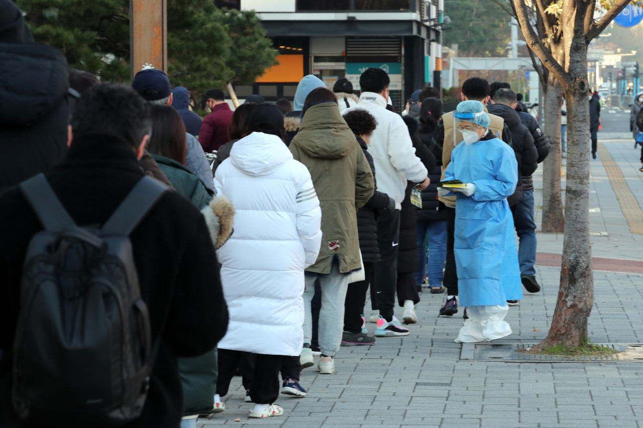 8일 오전 서울 송파구 송파보건소 신종 코로나바이러스 감염증(코로나19) 선별진료소에서 시민들이 검사를 받기 위해 서 있다. 중대본 회의에서 김부겸 국무총리는 "8일 코로나19 신규 확진이 7천 명을 넘어섰다"라고 밝혀 팬데믹 이후 최다 확진자를 기록할 것으로 보인다. [연합]