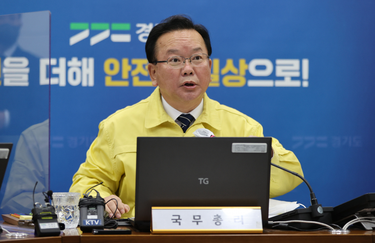 8일 0시 기준 코로나19 신규 확진자가 7175명 발생했. 김부겸 국무총리는 8일 오전 경기도 수원시 경기도청에서 열린 코로나19 대응 중앙재난안전대책본부 회의에서 재택치료 지원체계를 의원급까지 확대하고, 내년 초부터 고위험 재택치료자에 먹는 치료제를 처방하겠다고 밝혔다. 회의를 주재하고 있는 김부겸 총리. [연합]