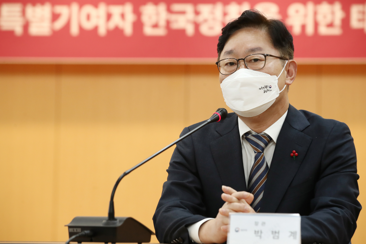 박범계 법무부 장관이 지난 6일 오전 서울 중구 대한적십자사 서울사무소에서 열린 아프가니스탄 특별기여자 한국정착을 위한 태블릿 PC 기부물품 전달식에서 인사말을 하고 있다. [연합]