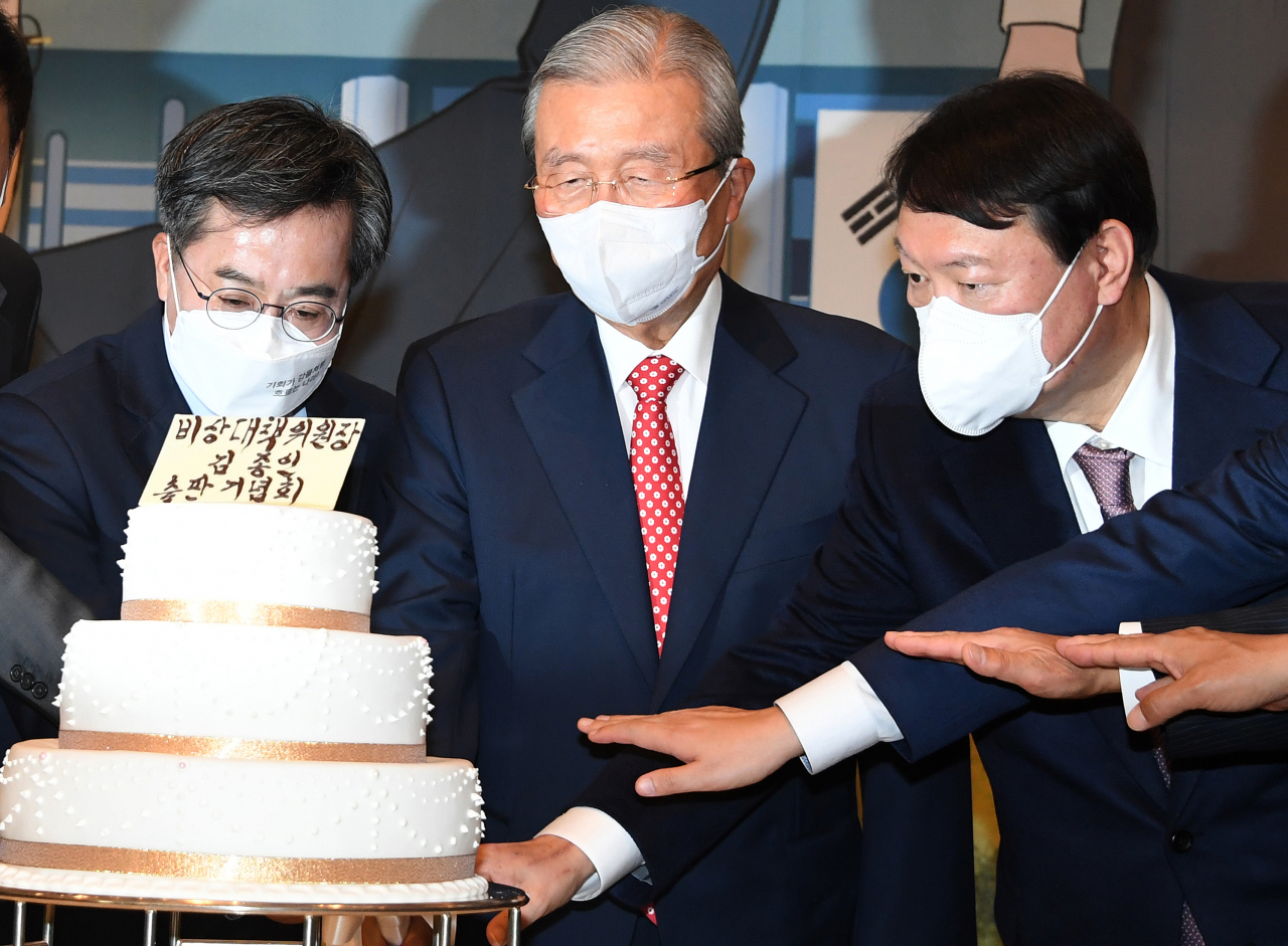 제3지대 대선 주자인 김동연 새로운물결(가칭) 대선 후보(왼쪽부터), 김종인 국민의힘 전 비상대책위원장, 윤석열 국민의힘 대선 후보가 지난달 15일 오전 서울 용산구 그랜드 하얏트 서울에서 열린 ‘만화로 읽는 오늘의 인물이야기 ‘비상대책위원장-김종인’ 출판기념회에서 케이크 커팅식을 하고 있다. [국회 사진기자단]