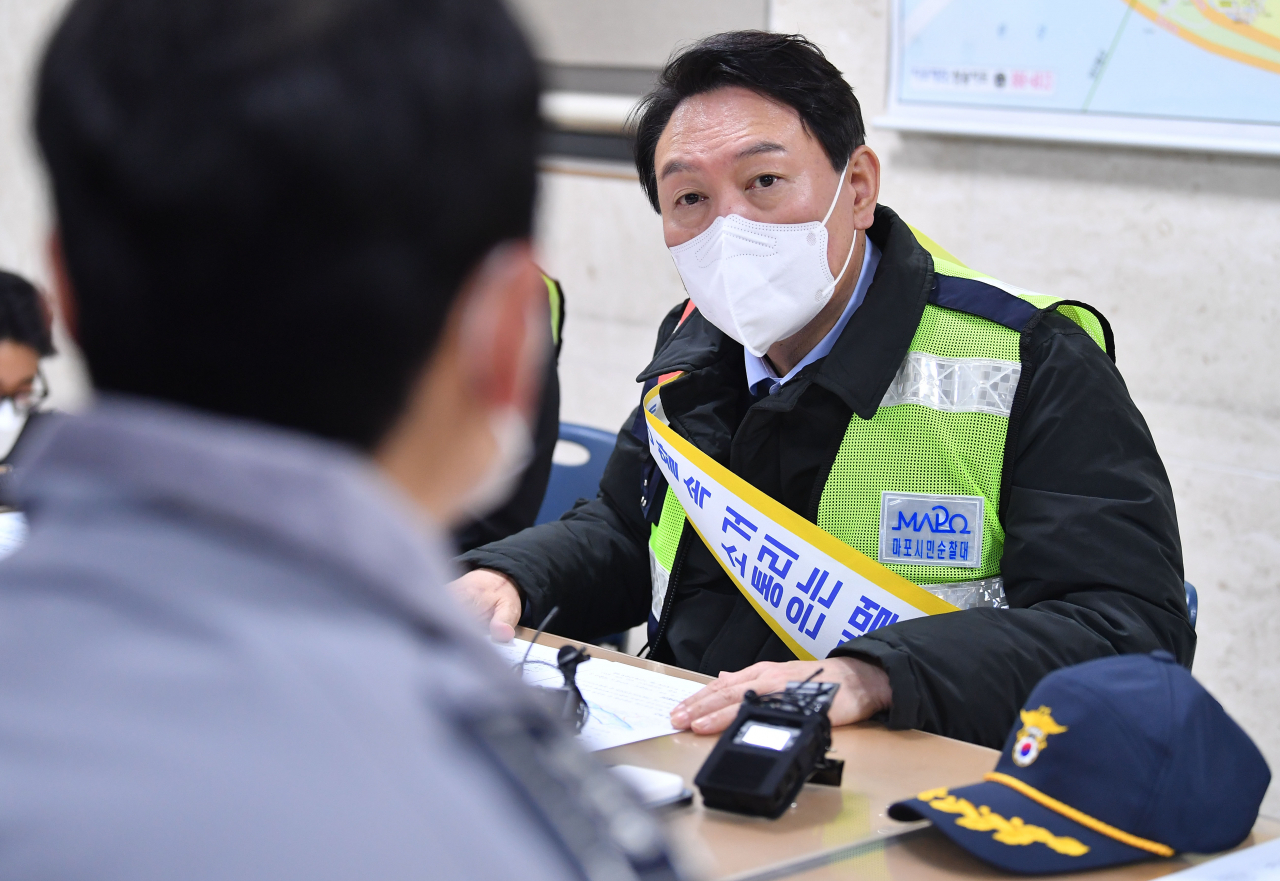 윤석열 국민의힘 대선 후보와 이준석 대표가 지난 7일 저녁 서울 마포구 합정동 홍익자율방범대를 찾아 대원들과 간담회를 하고 있다. [연합]