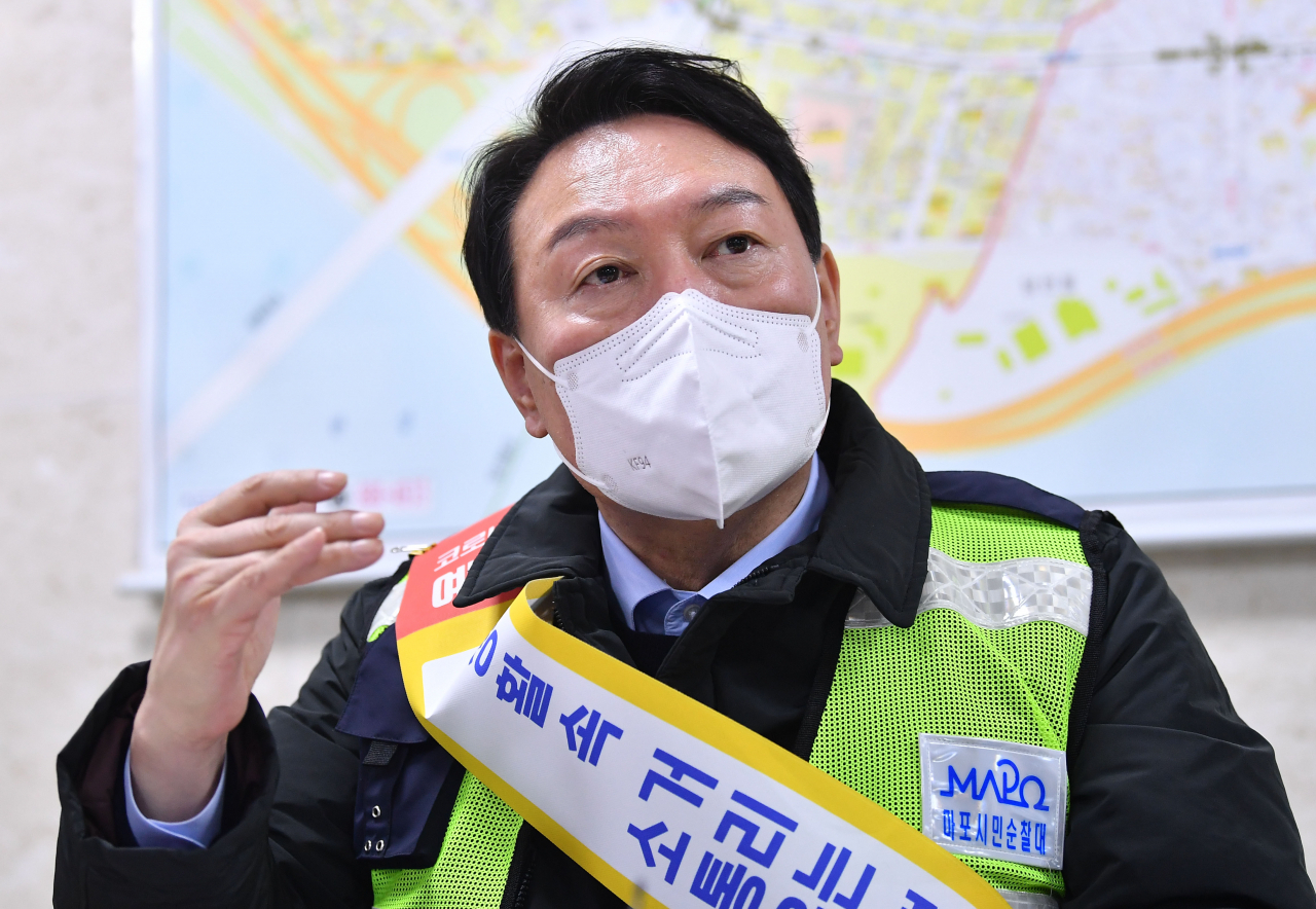 국민의힘 윤석열 대선 후보가 지난 7일 저녁 서울 마포구 합정동 홍익자율방범대를 찾아 대원들과 간담회를 하고 있다. [연합]