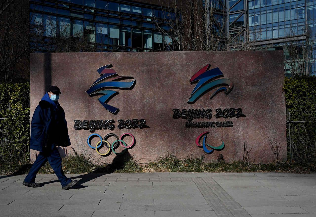 중국 베이징(北京) 서우강 공원 내 위치한 2022 베이징 동계 올림픽·패럴림픽 공식 로고의 모습. [AFP]