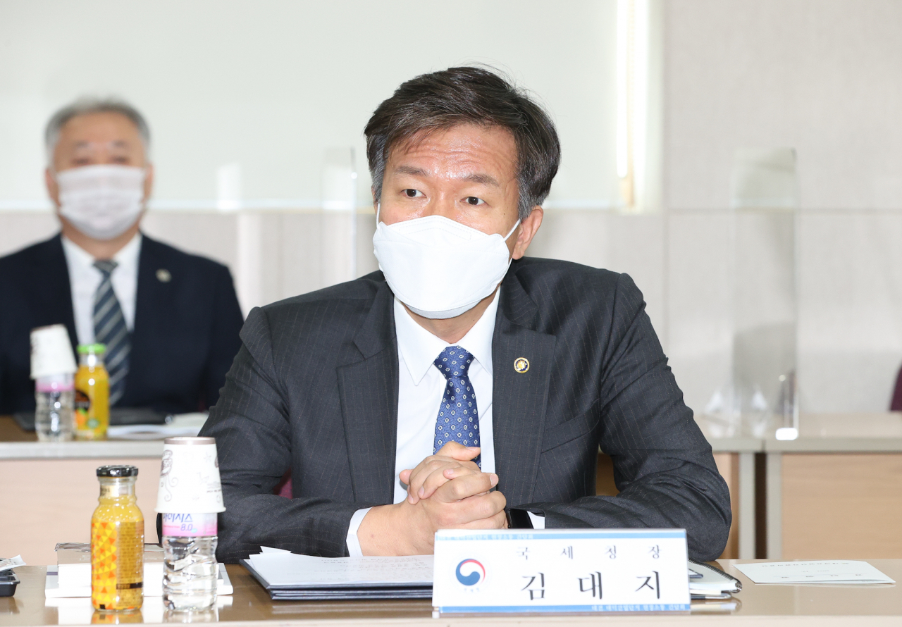 김대지 국세청장이 8일 대전 대덕산업단지에서 열린 입주기업 대표들과의 현장 소통 간담회에 참석해 발언하고 있다. [국세청 제공]
