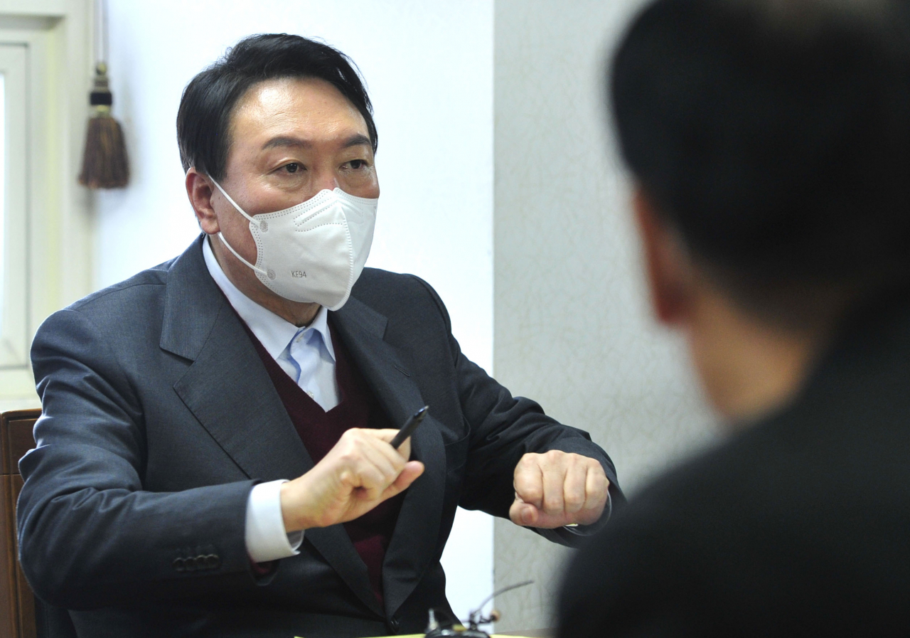 윤석열 국민의힘 대선후보가 8일 서울 서초구 재경광주전남향우회 회의실에서 열린 '윤석열 대선후보 초청 간담회'에서 발언하고 있다. [국회 사진기자단]