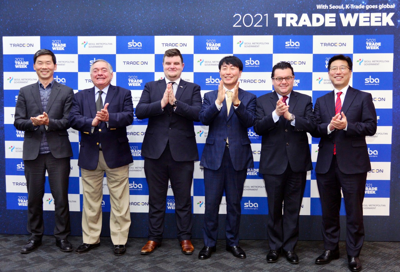 2021년 12월 7일, 서울 세빛섬에서 열린 2021 TRADE WEEK 행사에서 김현우 서울산업진흥원 대표이사가 주요참석자들과 함께 기념사진을 찍고 있다. 왼쪽부터 서울특별시 박대우 경제일자리기획관(국장), 주한 페루 다울 마투테 메지아 대사, 주한 호주상공회의소 로완 페츠 대표이사, 서울산업진흥원 김현우 대표이사, 주한 콜롬비아 후안 카를로스 카이사 로세로 대사, 서울산업진흥원 한동열 이사장. ©코리아헤럴드