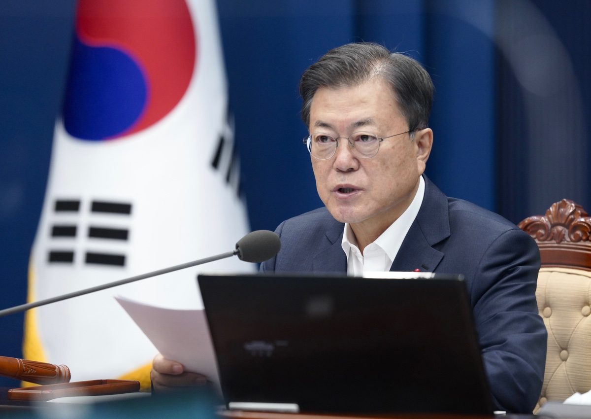 문재인 대통령은 8일 엄중해진 코로나19 상황과 관련 특별방역대책 이행이 무엇보다 중요하다고 강조했다고 박경미 청와대 대변인이 전했다. [헤럴드DB]