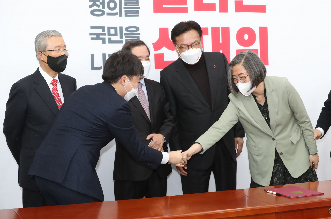 이준석 국민의힘 대표와 공동선대위원장인 이수정 경기대 교수가 지난 7일 오후 국회에서 열린 이용호 의원 국민의힘 입당식에서 악수하고 있다. [연합]