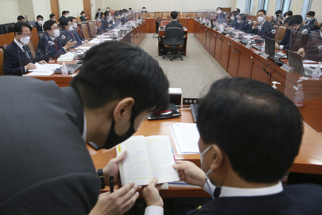 국민의힘 박형수 의원(왼쪽두번째)이 8일 오후 서울 여의도 국회에서 열린 기획재정위원회 전체회의에서 발언하는 가운데 윤후덕 위원장이 관계자와 국회법 책자를 확인하고 있다. 연합뉴스