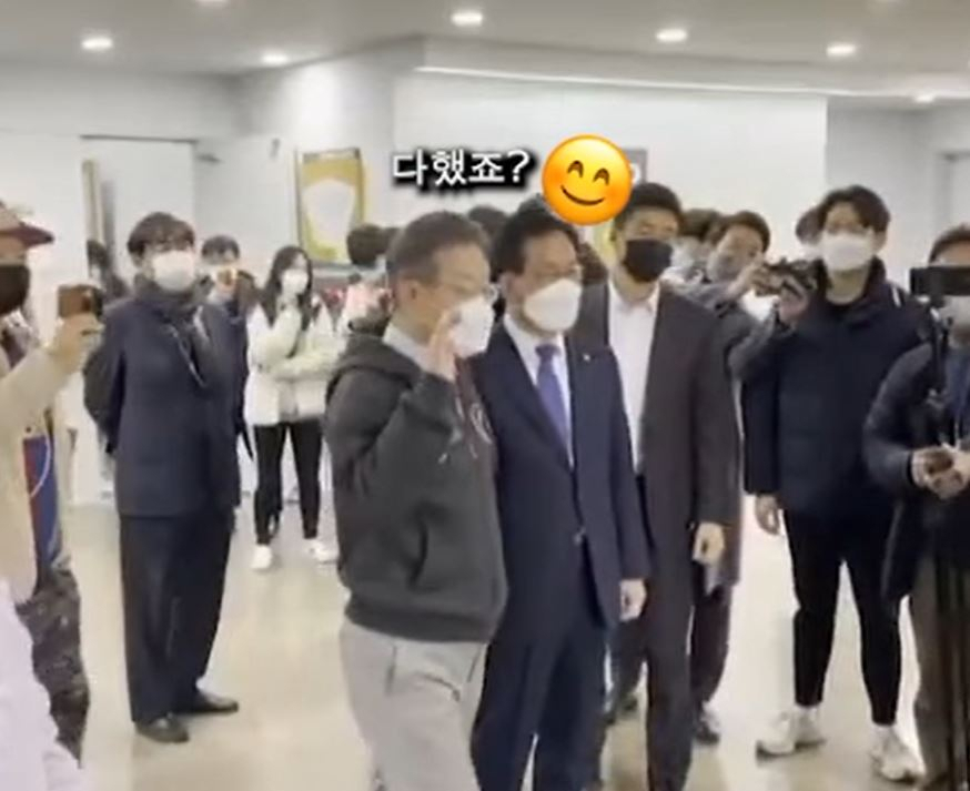 이재명 더불어민주당 대선후보가 지난 7일 서울대 특강 후 이동 중 마주친 ‘차별금지법 제정연대’ 시위대를 향해 “다 했죠?”라고 답하며 자리를 뜨고 있다. [차별금지법제정연대 영상 캡처]