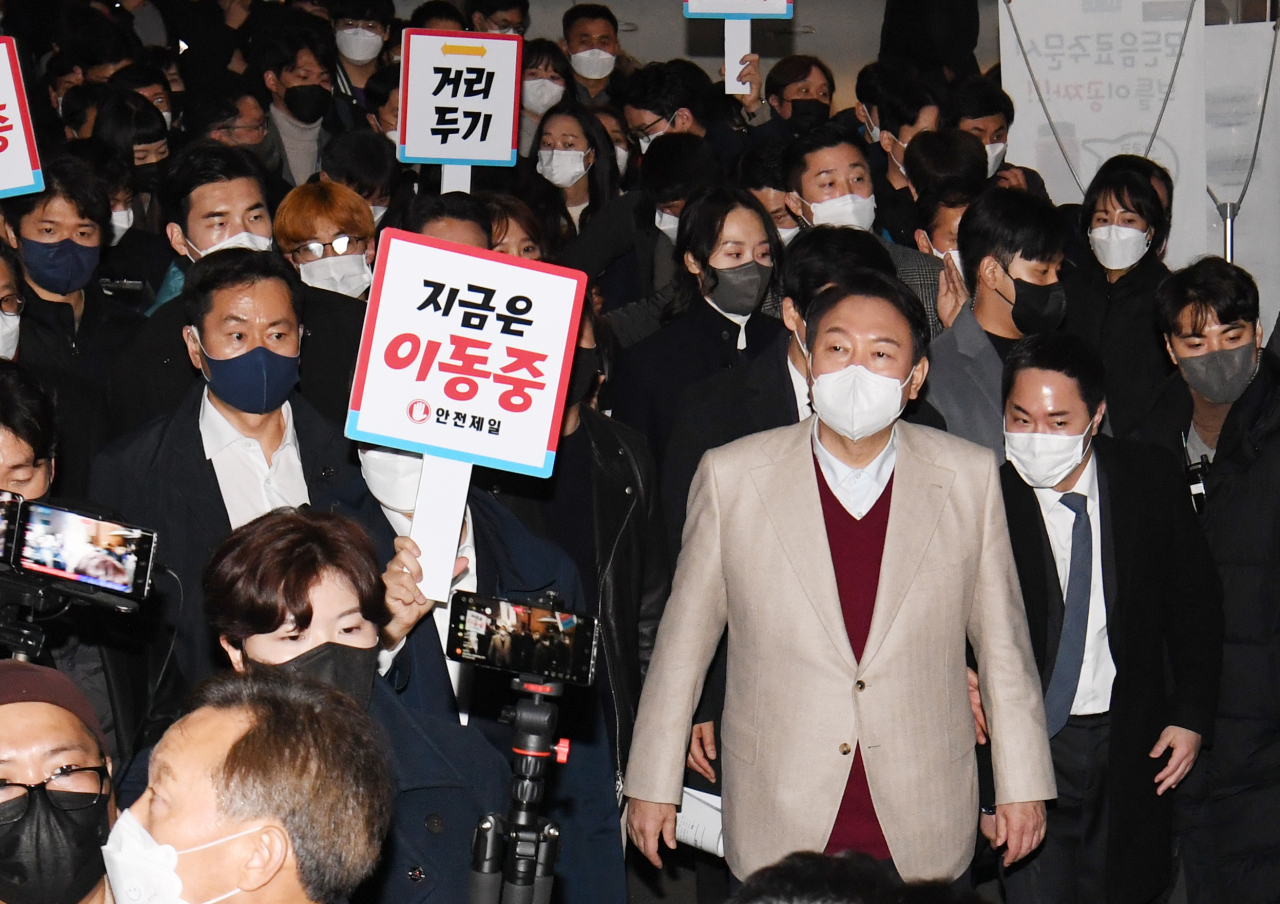 국민의힘 윤석열 대선 후보가 8일 오후 서울 종로구 대학로 거리 플렛폼74에서 열린 청년문화예술인간담회를 마친 뒤 거리인사를 위해 이동하고 있다. [연합]