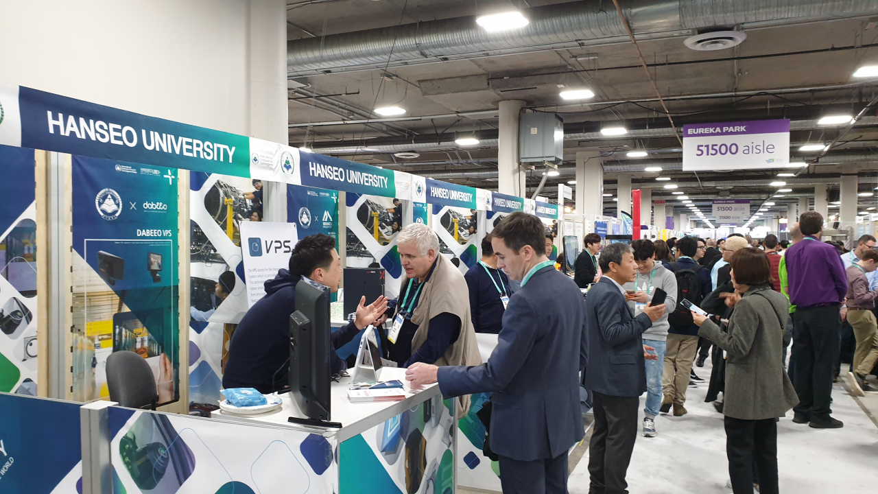 CES2020 샌즈 엑스포에 참가한 한서대 교수와 학생들이 바이어에게 제품설명을 하고있다. [한서대 제공]