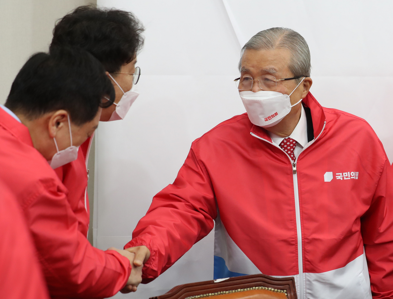 김종인 국민의힘 총괄선대위원장이 지난 7일 오전 서울 여의도 국회에서 열린 중앙선대위 1차 회의에서 참석자들과 인사를 나누고 있다. [연합]