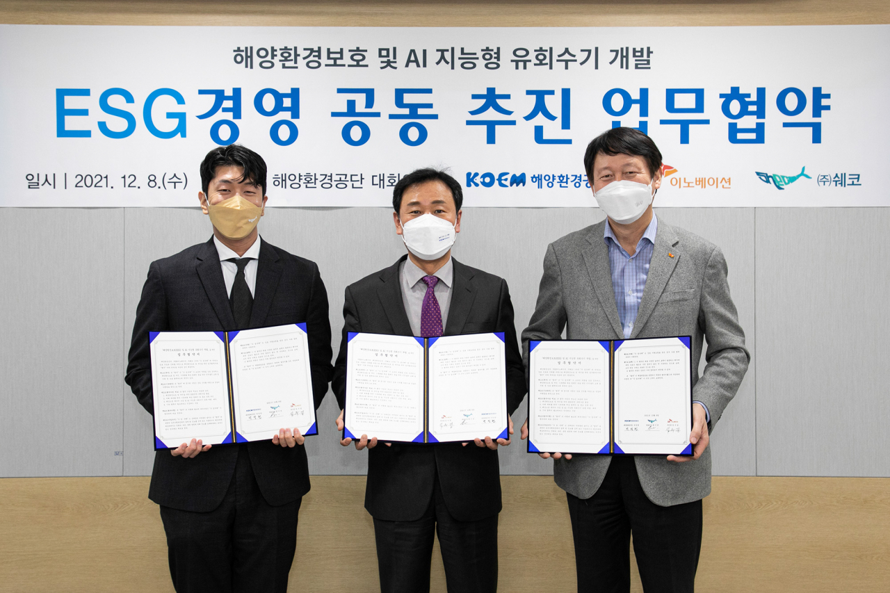 해양환경공단, 소셜벤처 쉐코, SK이노베이션이 지난 8일 서울 송파구 소재 해양환경공단 본사에서 해양환경보호를 위한 ESG경영 공동 업무 추진 협약을 체결했다. 행사 이후 권기성(왼쪽부터) 쉐코 대표, 박창현 해양환경공단 해양방제본부장, 임수길 SK이노베이션 밸류크레에이션 센터장이 기념사진을 찍고 있다. (SK이노베이션 제공)
