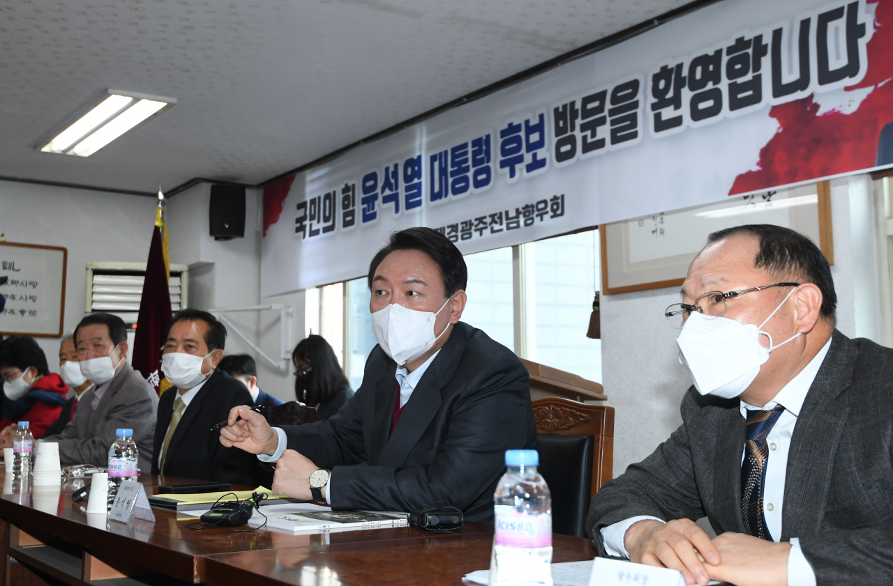 윤석열 국민의힘 대선후보가 지난 8일 서울 서초구 재경광주전남향우회 회의실에서 열린 ‘윤석열 대선후보 초청 간담회’에서 발언하고 있다. [국회 사진기자단]