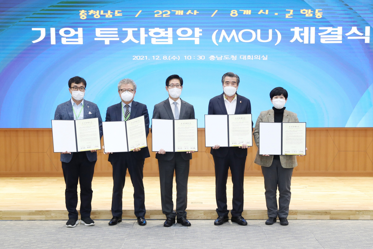 전동근 더쎄를라잇브루잉 대표이사(사진 왼쪽)가 지난 8일 충남도청에서 양승조 충남지사(사진 가운데) 등과 함께 500억 원 규모의 투자 업무협약(MOU)을 체결한 후 기념사진을 촬영하고 있다. [더쎄를라잇브루잉 제공]