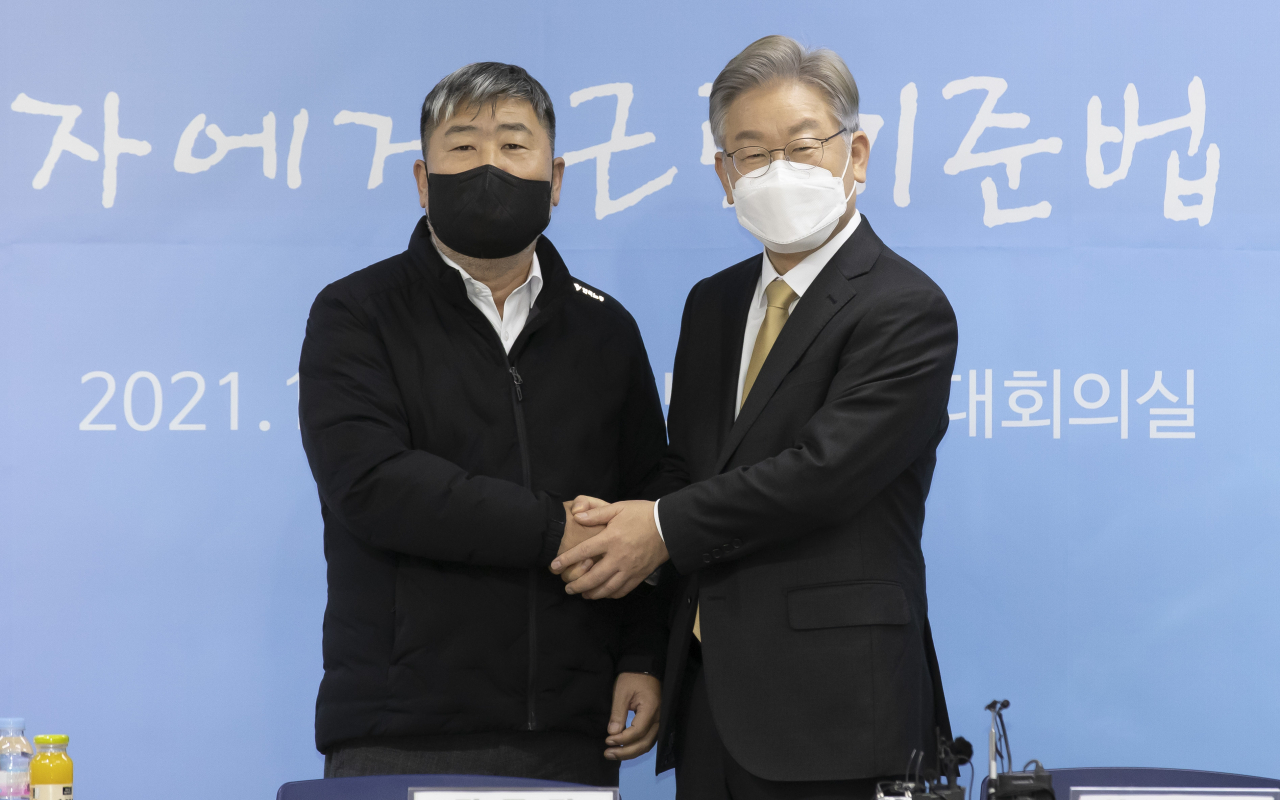 이재명 더불어민주당 이재명 대선 후보가 지난 11월 22일 서울 영등포구 한국노동조합총연맹에서 열린 한국노총-이재명 후보 정책간담회에서 김동명 한국노총 위원장과 인사하고 있다. 이 후보는 이날 공공부문 노동이사제 법안 통과를 약속했다. [연합]