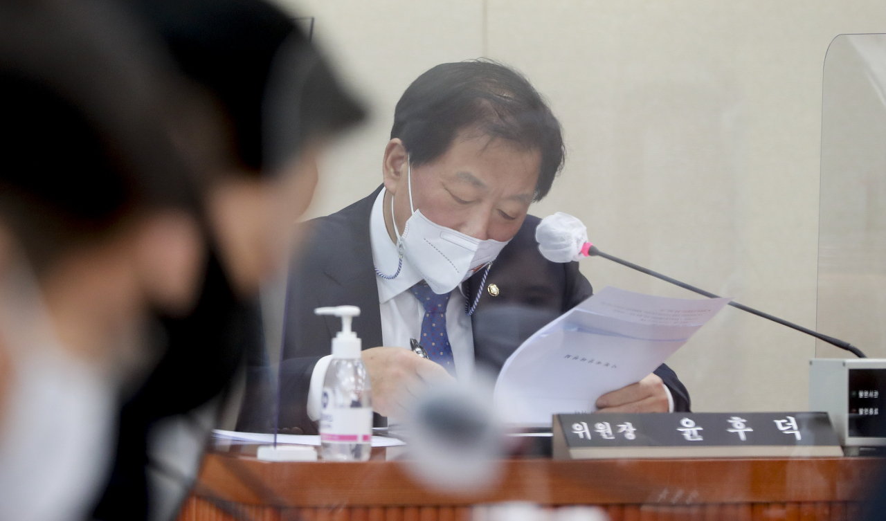 8일 오후 서울 여의도 국회 기획재정위원회 전체회의에서 윤후덕 위원장이 자료를 확인하고 있다. [연합]