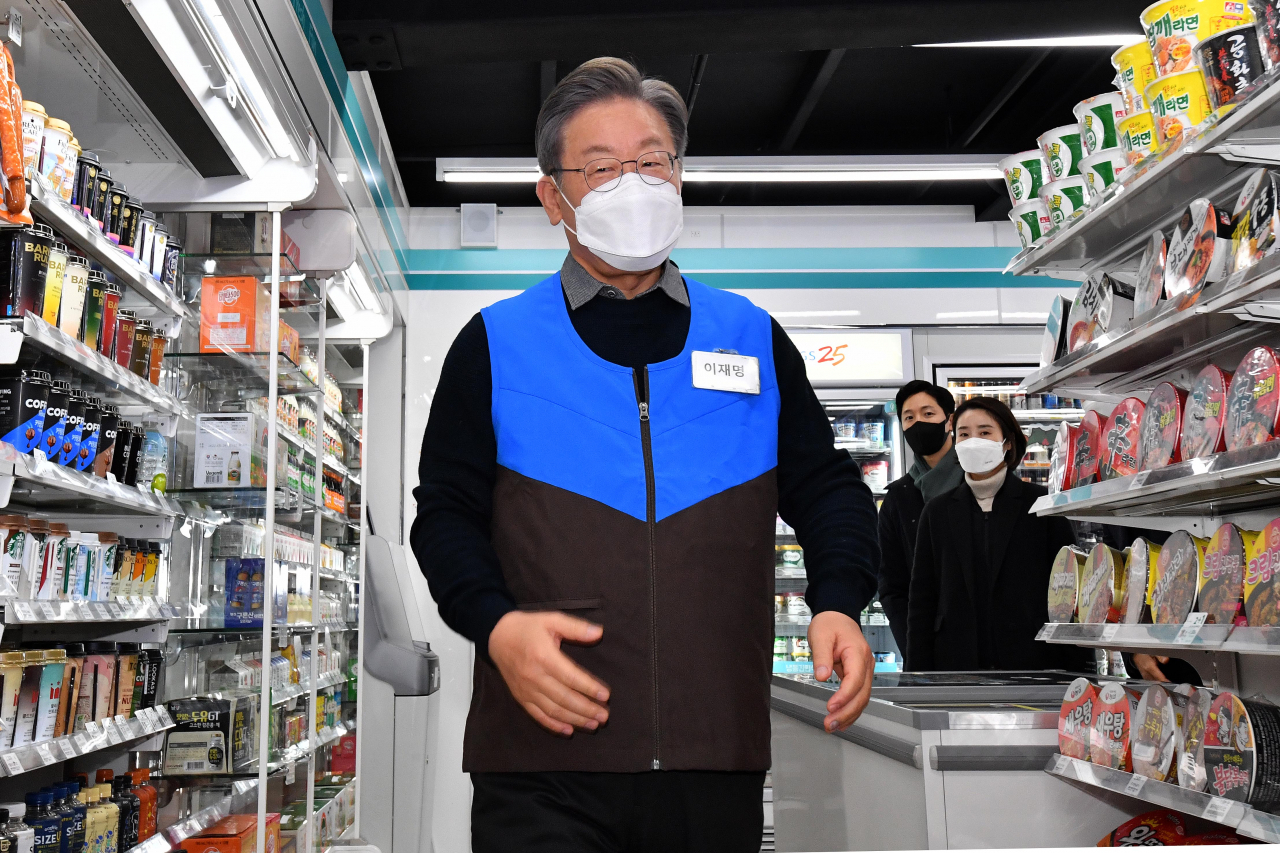 더불어민주당 이재명 대선 후보가 8일 오후 서울 서초구 장애인 직업훈련 편의점을 방문, 체험을 위해 이동하고 있다. 연합뉴스