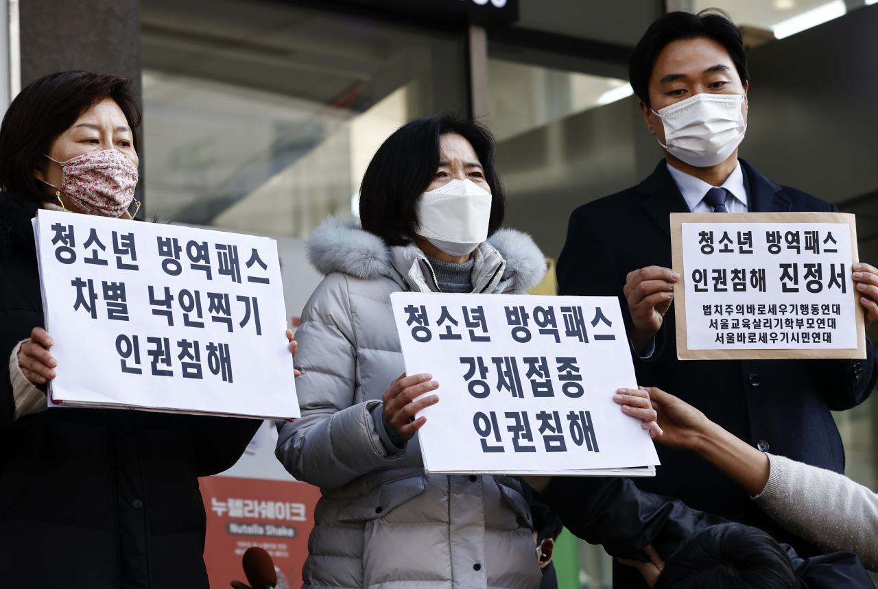 8일 오전 서울 중구 국가인권위원회(인권위) 앞에서 법치주의바로세우기행동연대 및 서울교육살리기학부모연대 등 회원들이 ‘청소년 방역패스 인권침해 진정서’를 인권위에 제출하기 앞서 관련 발언을 하고 있다. [연합]