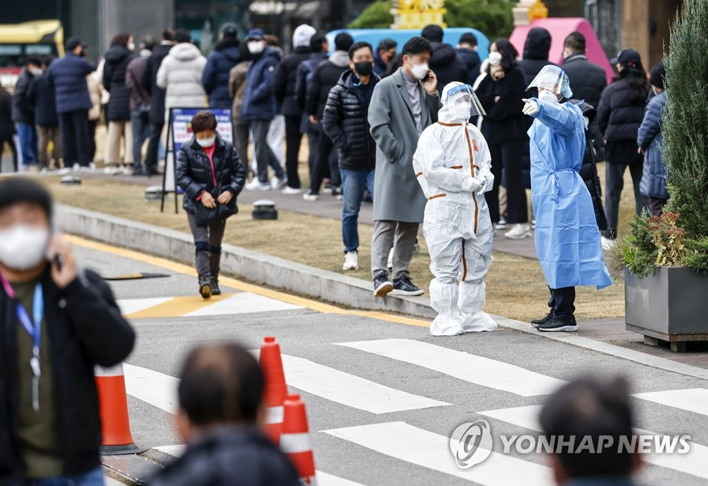 코로나19 신규 확진자가 7102명을 기록한 9일 오전 서울 송파구 송파보건소 코로나19 선별진료소에서 시민들이 검사를 받기 위해 줄을 서 있다. [연합]