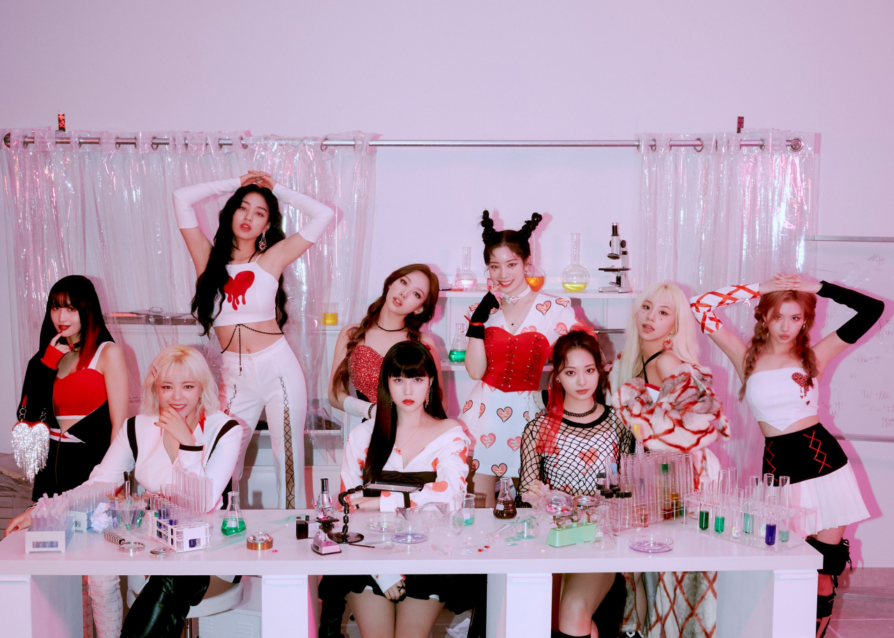 걸그룹 트와이스 미나는 2019년 심리적 긴장과 불안감 등을 호소했고, 2020년엔 정연이 불안 증세로 휴식기를 가졌다. [JYP엔터테인먼트 제공]