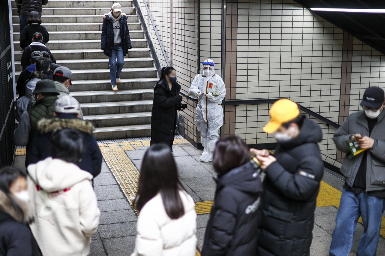 9일 오전 서울 송파구 송파보건소 신종 코로나바이러스 감염증(코로나19) 선별진료소 앞 지하도에서 시민들이 검사를 받기 위해 줄 서 있다. [연합]