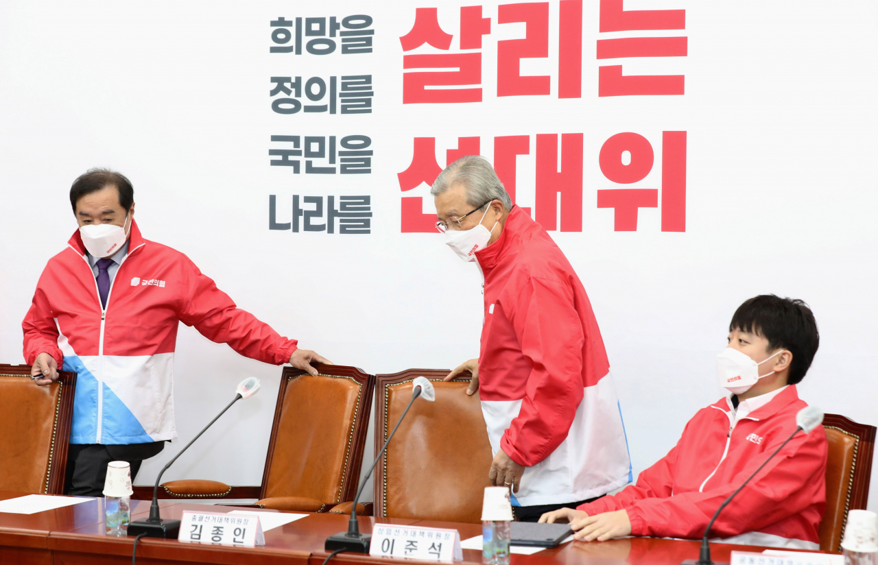 김종인 국민의힘 총괄선거대책위원장(가운데), 이준석(오른쪽)·김병준(왼쪽) 공동선거대책위원장이 제20대 대통령선거 D-90일인 9일 국회에서 열린 중앙선거대책위원회의에 참석하고 있다. [국회 사진기자단]