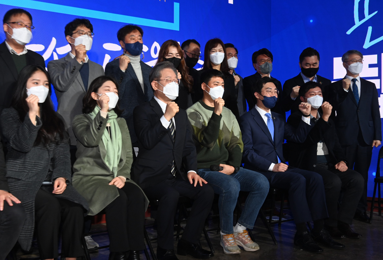 더불어민주당 이재명 대선 후보가 9일 오전 서울 마포구 가온 스테이지에서 열린 '정당혁신추진위원회 출범식'에서 참석자들과 포즈를 취하고 있다. [연합]