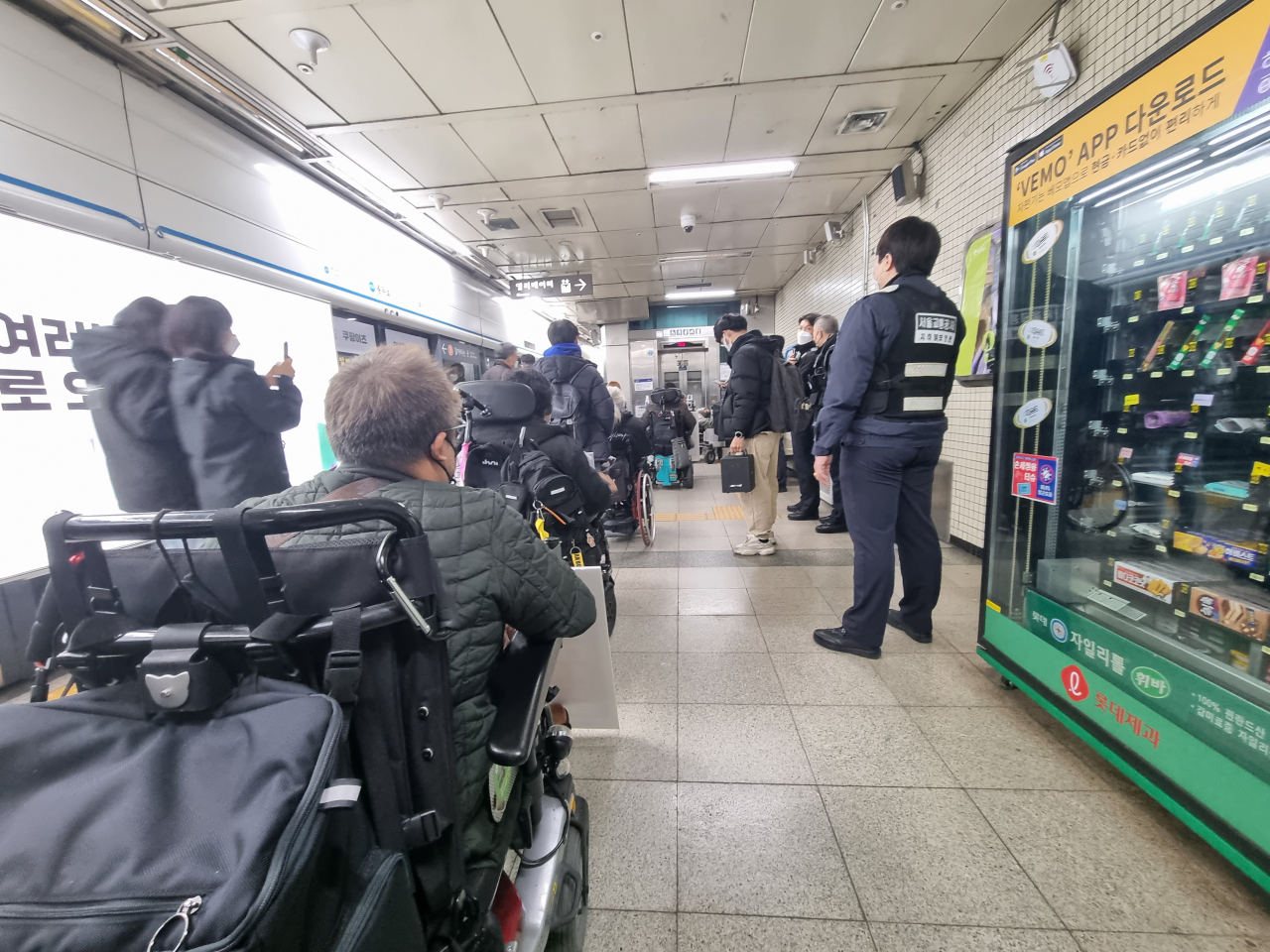 9일 전국장애인차별연대 회원들이 국가인권위원회에 진정서를 제출하기 위해 충무로역에 하차한 뒤 승강기에 탑승하기 위해 일렬로 줄을 서 대기하고 있다. 김영철 기자