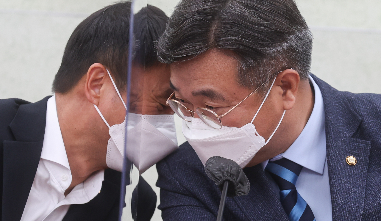 더불어민주당 윤호중 원내대표(오른쪽)와 한병도 원내수석부대표가 9일 오전 국회에서 열린 정책조정회의에서 귀엣말을 나누고 있다. 연합뉴스