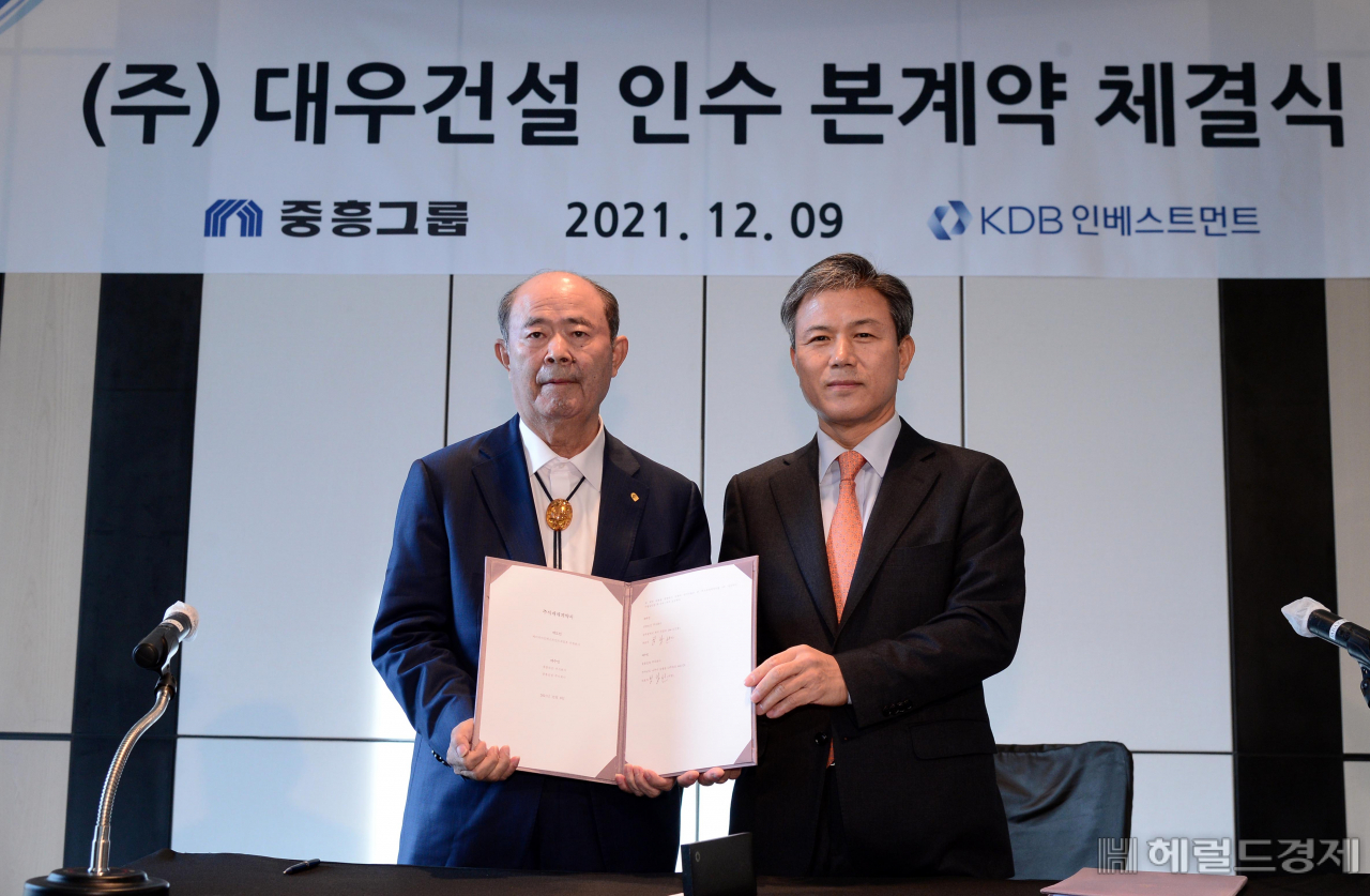 정창선 중흥그룹 회장과 이대현 KDB인베스트먼트 대표가 9일 서울 종로구 포시즌스호텔에서 대우건설 지분 50.75% 인수를 위한 주식양수도계약(SPA)을 체결했다. [중흥그룹제공]