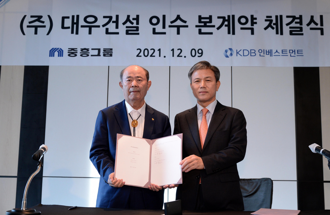 정창선 중흥건설그룹 회장(왼쪽)과 대우건설의 대주주 이대현 KDB인베스트먼트 대표가 9일 서울 광화문 포시즌스호텔에서 주식매매계약(SPA)를 체결한 뒤 기념촬영을 하고 있다. [중흥그룹 제공]