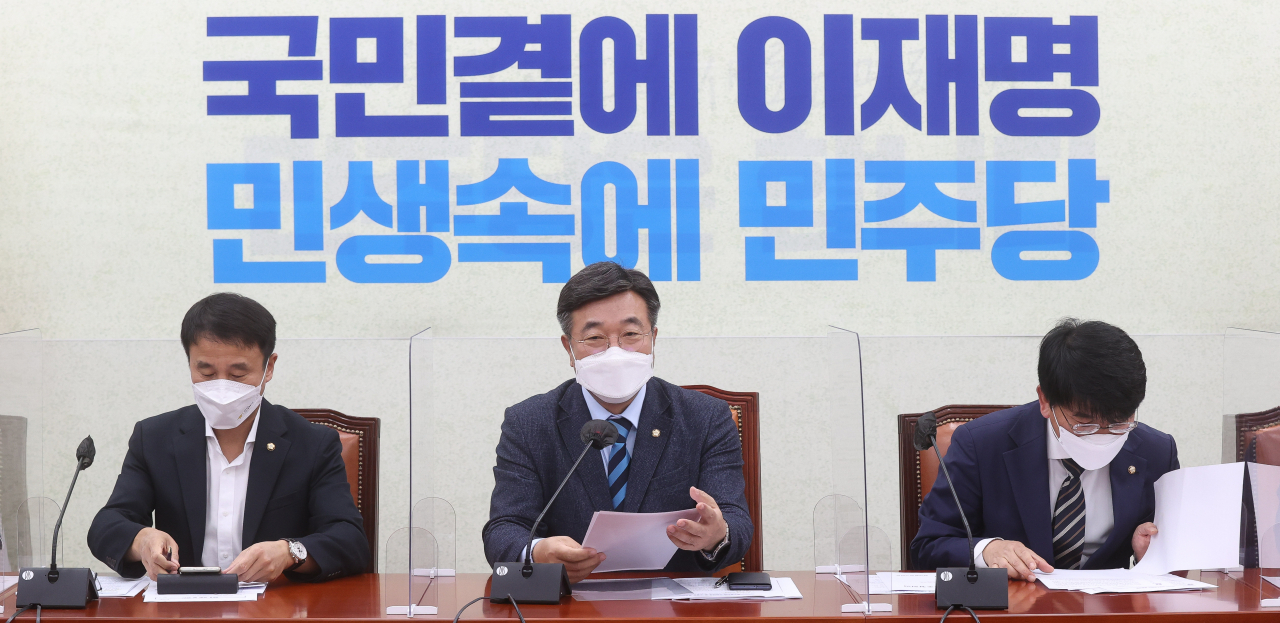 박완주 더불어민주당 정책위의장(오른쪽)이 9일 오전 국회에서 열린 정책조정회의에 참석해 자료를 검토하고 있다. [이상섭 기자]