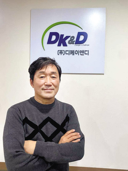 합성피혁 전문기업에서 패션 분야로 사업 외연을 넓히고 있는 디케이앤디의 최민석 대표.