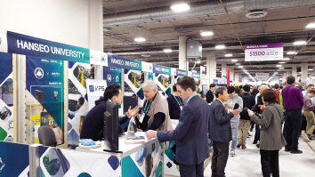 CES2020 샌즈 엑스포에 참가한 한서대 교수와 학생들이 바이어에게 제품설명을 하고있다. [한서대 제공]