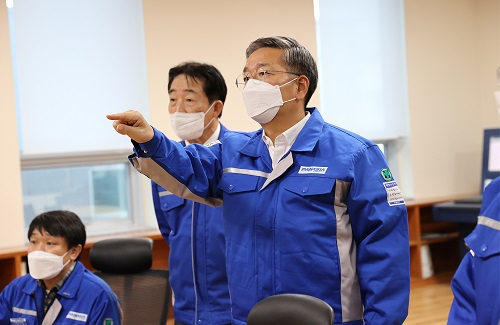 김종호(오른쪽) 기술보증기금 이사장이 이수태(가운데) 파나시아 대표이사와 탄소중립 핵심기술에 대해 의견을 나누고 있다.[기보 제공]