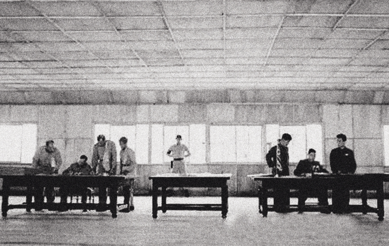 1953년 7월 27일 판문점에서 한국전쟁 휴전협정에 서명하고 있는 윌리엄 K. 해리슨 장군(왼쪽)과 조선인민군 및 중국인민지원군 대표 남일 장군(오른쪽). [미국 국방부]1. 2. 3. 정전협정 조인서 [국가기록원]