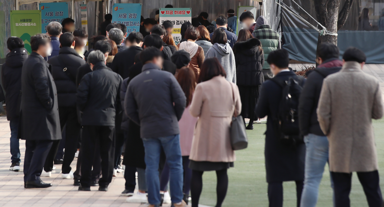 9일 서울시청 앞에 마련된 서울광장 신종 코로나바이러스 감염증(코로나19) 선별진료소를 찾은 시민들이 검사순서를 기다리고 있다. [연합]
