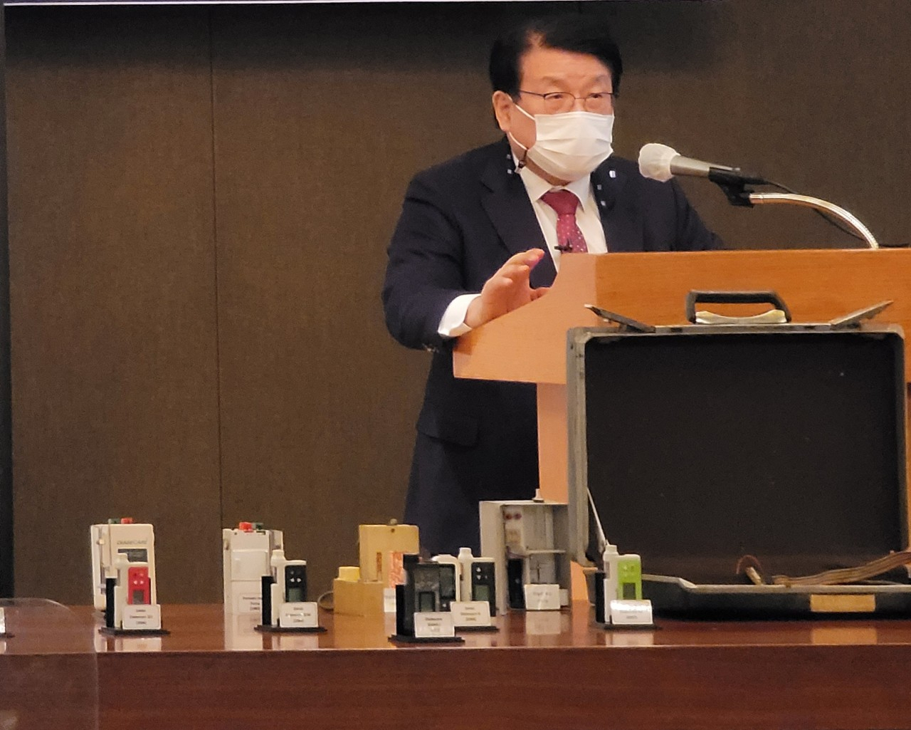 최수봉 교수가 지난 6일 서울 롯데호텔에서 열린 기자간담회에서 사회공헌사업을 밝히고있다.