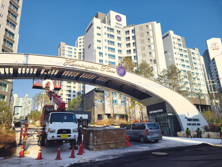 지난해 급등했던 전세 시장의 흐름이 바뀌고 있다. 전세 매물이 늘고 상승률은 축소되고 있다. 신규 입주 단지에서는 1억원이 넘게 빠진 물건들이 속출하고 있다. 사진은 오는 30일 입주를 앞둔 홍제동 해링턴 플레이스 아파트 단지의 모습.