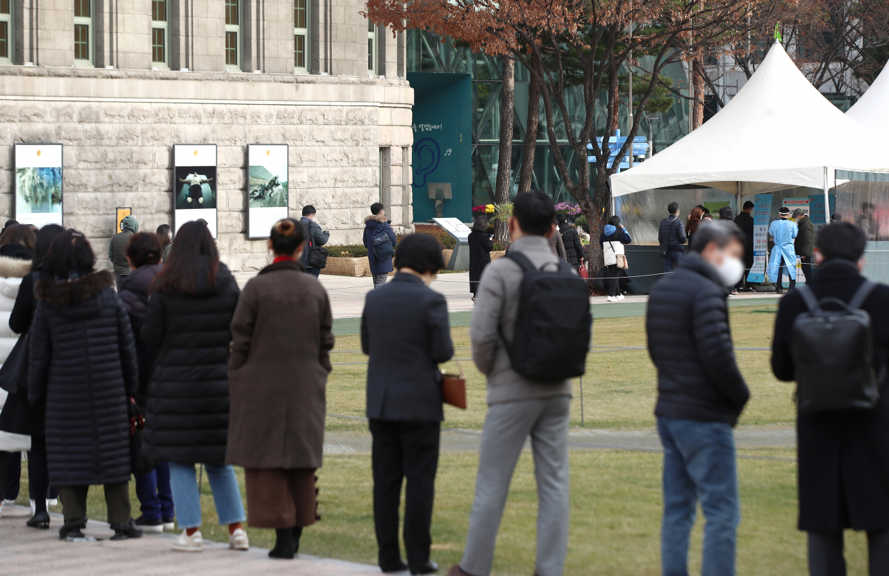 9일 서울시청 앞에 마련된 서울광장 신종 코로나바이러스 감염증(코로나19) 선별진료소에서 검사를 받으려는 시민이 줄을 서고 있다. [연합]
