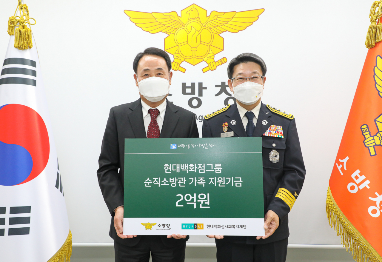 9일 오전, 세종시 정부세종청사 소방청에서 김형종 현대백화점 사장(사진 왼쪽)과 이흥교 소방청장(사진 오른쪽)이 지원금 전달식을 마친후 기념사진을 촬영하고 있다.[현대백화점그룹 제공]