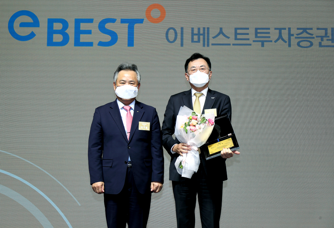 시상자인 이기흥(왼쪽) 대한체육회장과 수상자인 이베스트증권의 정종열 부사장이 기념촬영하고 있다. [대한당구연맹 제공]